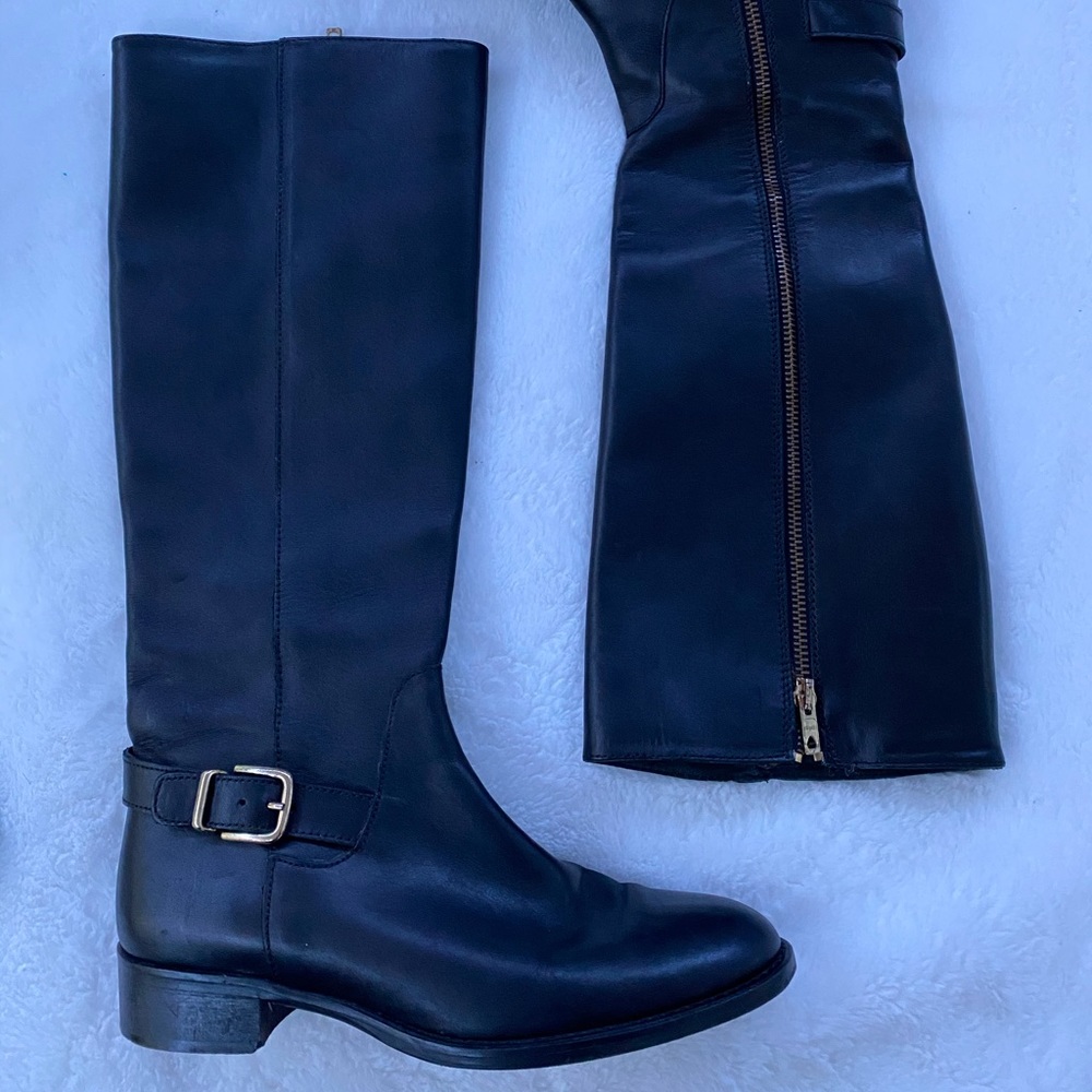 Classic leather boots with buckle
